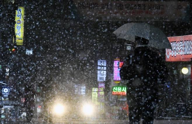▲ 서울 전역에 대설주의보가 발효된 6일 오후 서울 장안동사거리에서 시민들이 눈발을 맞으며 발걸음을 재촉하고 있다. /사진=박태현 기자