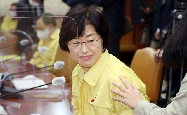 정영애 여성가족부 장관이 7일 서울 종로구 정부서울청사에서 열린 코로나19 대응 중대본회의에 마스크를 착용하지 않고 참석하고 있다. 정 장관은 비서가 마스크 미착용을 알려줘 회의장을 나가서 착용하고 다시 입장했다. 뉴시스