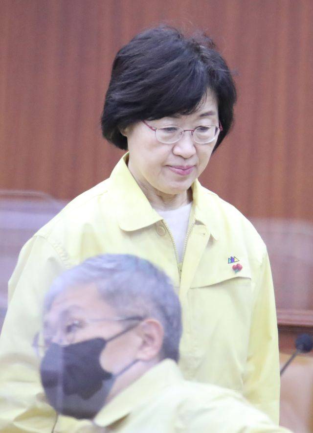 정영애 여성가족부 장관이 7일 오전 정부서울청사에서 열린 신종 코로나바이러스 감염증(코로나19) 대응 중앙재난안전대책본부(중대본) 회의에 마스크도 하지 않은 채 참석하고 있다. 연합뉴스
