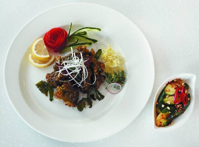 제철을 맞은 굴과 면역력 강화에 좋은 강황을 재료로 한 ‘굴 깐풍’(왼쪽)과 곁들여 먹기에 좋은 중국식 오이무침 ‘파이황과’. 이비스 앰배서더 서울 명동 제공