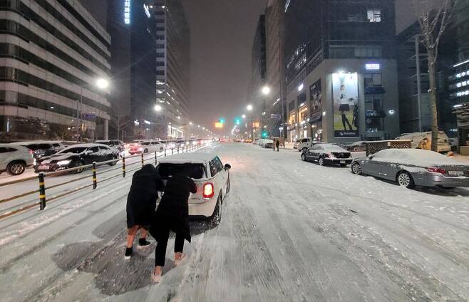 서울 전역에 대설주의보가 발효된 6일 오후 서울 강남구 신사동 도산사거리 인근 도로에서 차량들이 멈춰 서있다. 이날 서울시에는 적설량 3.8cm의 눈이 내린 가운데 눈이 얼어붙어 차량들이 언덕을 오르지 못하면서 수 시간 동안 정체가 지속됐다. 7일에는 서울 아침 최저기온 영하 14도의 한파까지 닥쳐 내린 눈이 녹지 않고 얼어 극심한 출근길 교통 정체가 예상된다.2021.1.6.김재훈기자