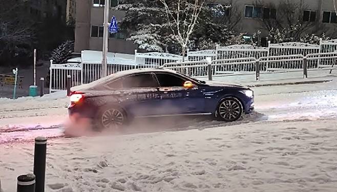 지난 6일 저녁 갑자기 내린 폭설 때문에 어려움을 겪고 있는 후륜구동 자동차 [사진=독자 제공]