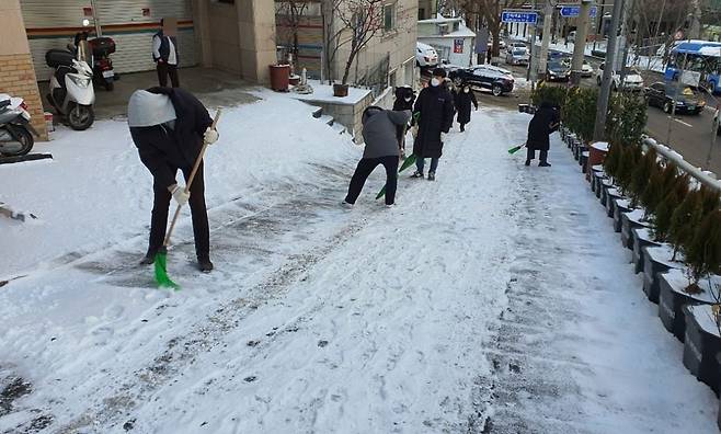 6일 새벽 마포구 공덕동에서 동 주민센터 및 구청 직원들이 제설작업을 하고 있다. /사진=마포구청 제공