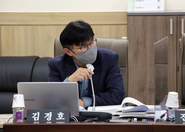 김경호 도의원(더불어민주당, 가평)은 7일 보도자료를 통해 경기도가 추진하고 있는 소상공인 배달 지원 사업인 ‘배달특급’앱을 경기도 시군에 빠르게 확대하도록 요청한다고 밝혔다. / 사진제공=경기도의회