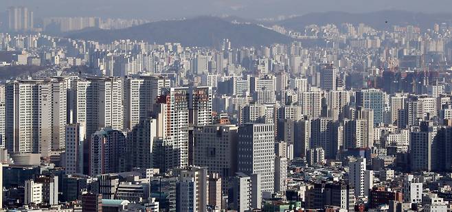 지난 3일 서울 남산에서 바라본 강북 아파트. [연합]