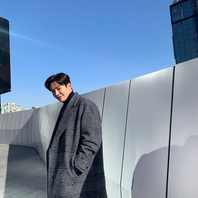 Group SF9 member RO WOON has released its current status.RO WOON posted several photos on his Instagram on January 7.In the photo, RO WOON revealed a neat hairstyle and put on a check coat to make a warm visual stand out.RO WOON sniped at Fan Sim with a small smile towards the camera.On the other hand, RO WOON will appear on JTBCs new monthly drama Do not wear the lipstick, which is scheduled to be broadcast on January 18th.