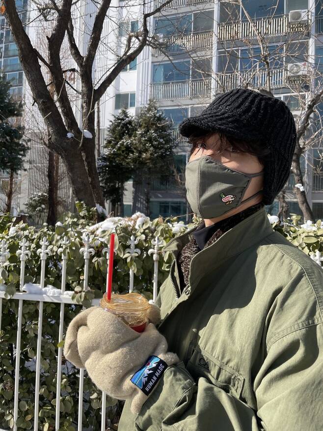 Group BTS member J-Hope has revealed the latest news of the new year.J-Hope posted a picture on the official BTS SNS on January 7 with an article entitled Hands are frozen.The photo shows J-Hope walking near the apartment complex with an ice drink.A warm visual that is not covered by a hat and a mask, a friendly eye on the mask, and a cute posture that collects both hands while wearing gloves.BTS, which J-Hope belongs to, released its new album BE (Rain) on November 20 last year.This album has achieved the achievement of entering the United States of America Billboard main single chart Hot 100 and the main album chart Billboard 200 at the same time.J-Hope proved musical growth by including his own song Bill in Shinbo.J-Hope, who has been participating in the song work since the beginning of deV, compared the anxiety and depression felt in the COVID-19 city to occupational diseases, and led to the popularity and sympathy of many domestic and foreign music fans.