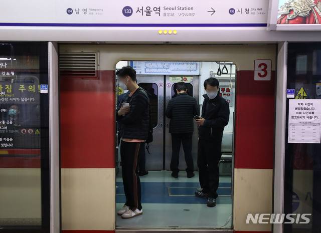 [서울=뉴시스] 박미소 기자 = 13일 오전 서울 중구 서울역에서 전동차 고장으로 지하철 1호선 열차가 정상 운행되고 있다. 열차는 12시 5분께 복구 됐다. 2020.11.13.  misocamera@newsis.com