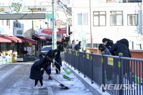 [서울=뉴시스] 서울 서대문구 제설대책 추진상황. (사진=서대문구 제공) 2021.01.07. photo@newsis.com