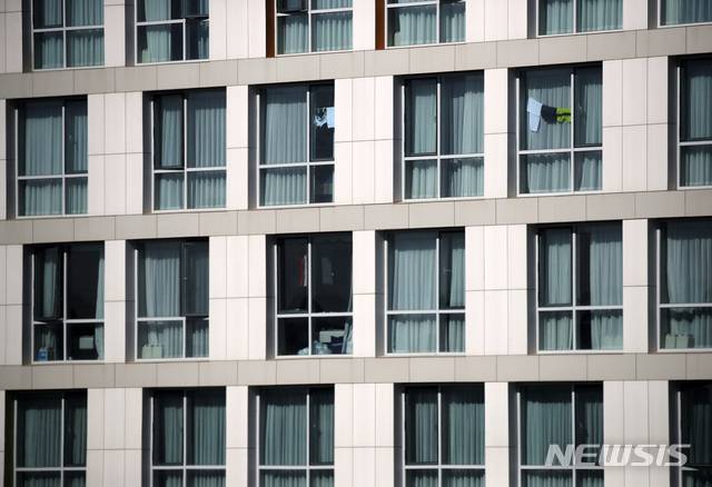 [서울=뉴시스] 박미소 기자 = 8일 오후 서울 강서구의 한 자가격리시설 창문에 빨래가 널려있다. 202010.08.  misocamera@newsis.com