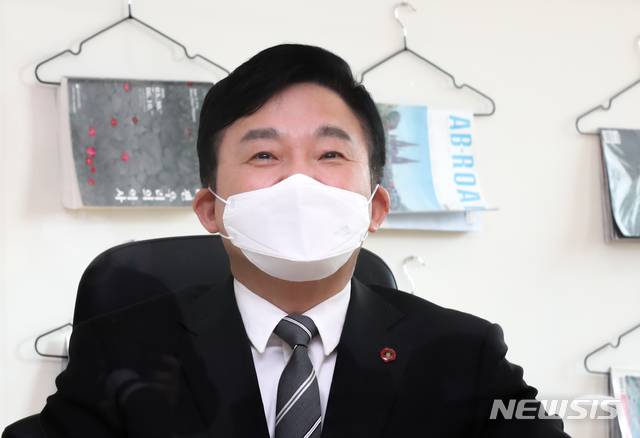 [제주=뉴시스]우장호 기자 = 원희룡 제주지사가 27일 제주도청 2층 집무실에서 뉴시스 제주본부와 신년인터뷰를 진행하고 있다. 2020.12.27. woo1223@newsis.com