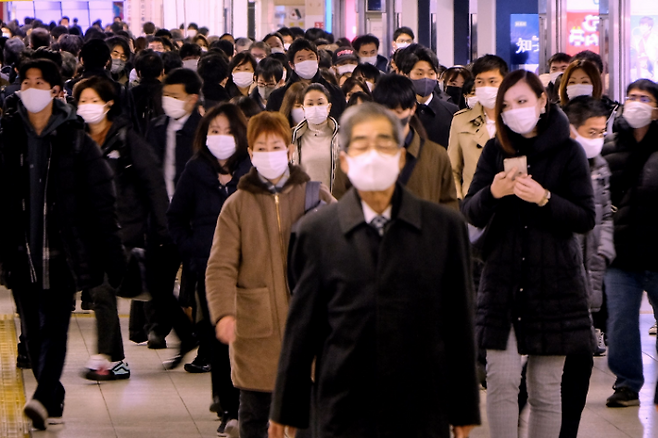 일본이 코로나19 확산으로 비상인 가운데 7일 수도 도쿄에서 마스크를 쓴 시민들이 기차역 중앙홀을 걸어가고 있다. 일본은 전날 코로나19 신규 확진자가 6001명 발생해 누적 확진자가 26만여 명으로 불어났다. 연합뉴스