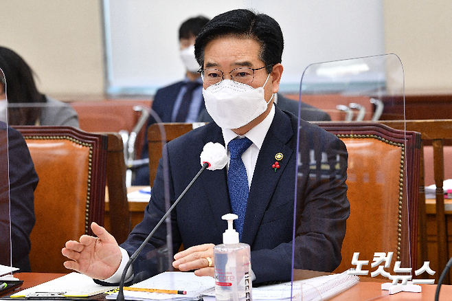 김창룡 경찰청장이 7일 국회 행정안전위원회에서 열린 긴급현안질의에 출석해 '정인이 사건'과 관련한 질의에 답변하고 있다. 윤창원 기자