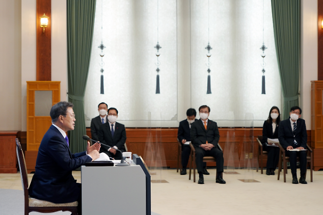 문재인 대통령이 7일 오전 청와대 본관에서 화상으로 열린 '2021년 신년 인사회'에서 인사말을 하고 있다. 연합뉴스