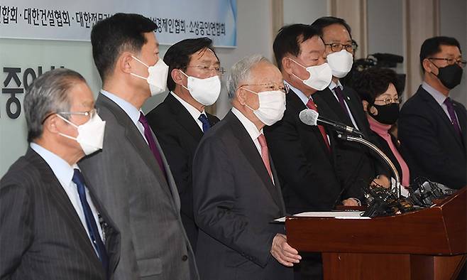 손경식 한국경영자총협회 회장 등 10개 경제단체가 지난 6일 서울 여의도 중소기업중앙회에서 중대재해기업처벌법 제정에 대한 경제계 최종 입장발표를 하고 있다. 뉴시스