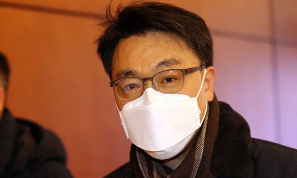 김진욱 초대 고위공직자범죄수사처(공수처) 처장 후보자가 7일 오전 서울 종로구 인사청문회 준비 사무실로 출근하고 있다. 연합뉴스