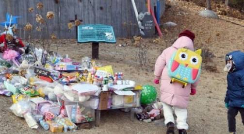 입양후 양부무에 장기간 학대를 당해 숨진 16개월 영아 정인이를 추모하는 추모객이 잇따르고 있다. 사진은 정인이가 묻힌 경기 양평 한 공원묘지. 정연호 기자 tpgod@seoul.co.kr