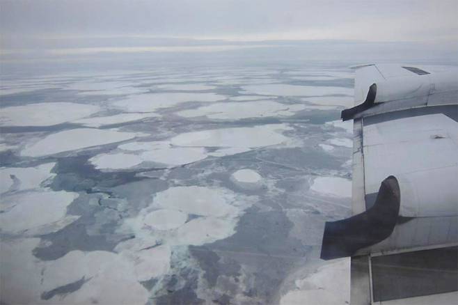 미국항공우주국(NASA) 소속 P-3B 해상초계기가 2013년 네어스 해협 상공에서 조사 비행을 하는 동안 촬영한 해빙의 모습(사진=크리스티 핸슨/NASA)