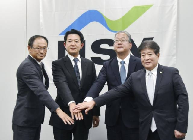 지난 6일 오전 일본 도쿄도(東京都)에서 열린 기자회견에서 마에다 요시노리(前田明德, 오른쪽 두번째) '니혼 십야드'(Nihon Shipyard, NSY) 사장 등이 포즈를 취하고 있다./교도 연합뉴스