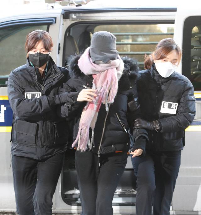 집행유예 기간 중 또 마약 투약 혐의로 경찰 수사를 받은 남양유업 창업주 외손녀 황하나 씨가 7일 오전 서울 마포구 서울서부지법에서 영장실질심사를 받기 위해 출석하고 있다./연합뉴스