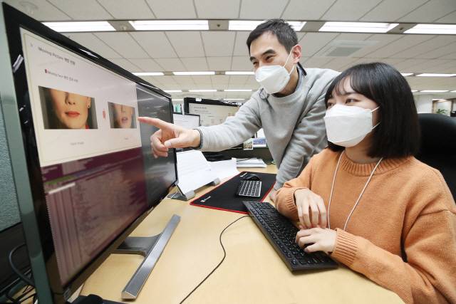 서울 서초구 KT융합기술원에서 ‘AI원팀’ 연구원들이 사진을 동영상으로 가공하는 ‘AI 무빙 픽처’ 기술을 시연해 보고 있다./사진제공=KT