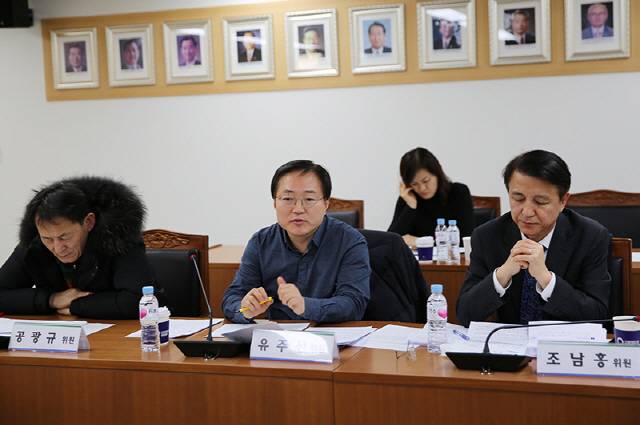 지난해 1월 개최된 경제사회노동위원회 금융산업위원회에서 유주선(왼쪽 두 번째) 한국노총 금융산업노조 사무총장이 발언하고 있다./사진 제공=경사노위