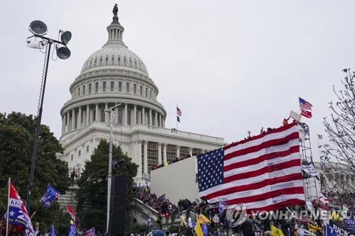 미 의사당 주변에 모여든 시위대 [AP=연합뉴스]