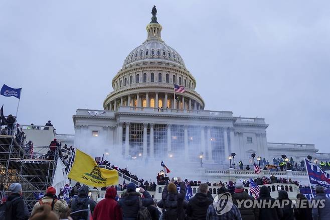 트럼프 지지자들이 의사당을 포위한 장면 [UPI=연합뉴스]