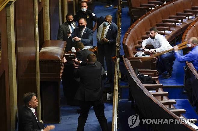 미 하원에서 시위대 난입 막기 위해 총 겨누는 경찰[AP=연합뉴스]