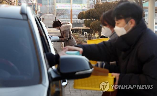 '초등학교 신입생 예비소집도 드라이브스루' [연합뉴스 자료사진]