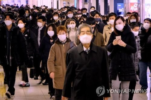 (도쿄 AFP=연합뉴스) 코로나19 감염이 폭발적으로 확산하는 일본 수도 도쿄에서 7일 지하철을 이용해 출근하려는 시민들이 승강장 쪽으로 걸어가고 있다. sungok@yna.co.kr