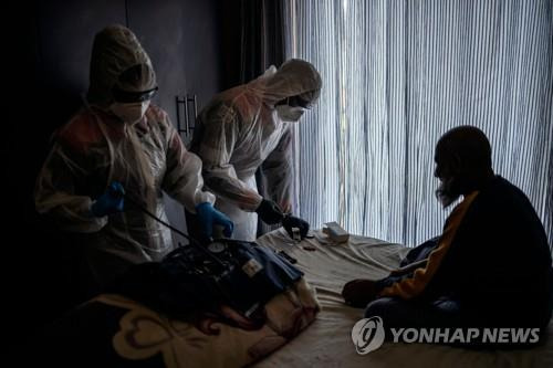 4일 남아공 이동 진료 관계자들이 코로나19 환자를 검진하는 모습 [AFP=연합뉴스]