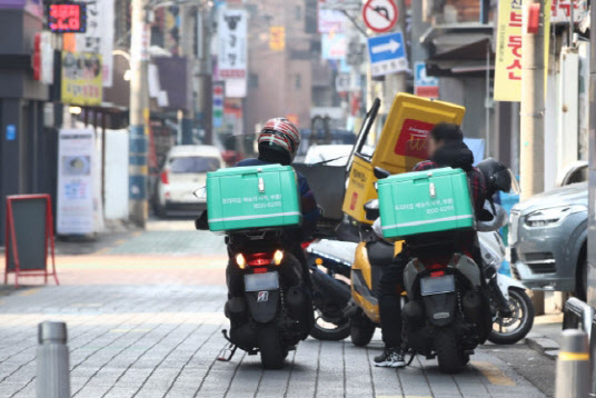 서울 시내에서 배달대행 종사자들이 도로를 주행하고 있다.(사진=연합뉴스)