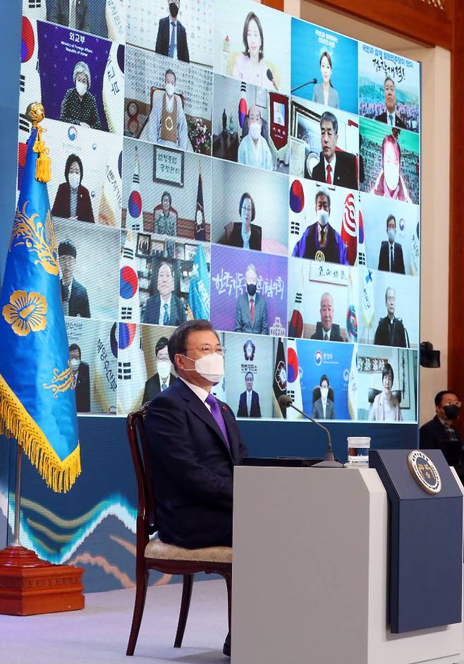 문재인 대통령이 7일 오전 청와대 본관에서 화상으로 열린 ‘2021년 신년 인사회’에서 영상을 시청하고 있다. (사진=연합뉴스)