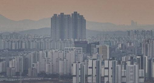 경기도 파주시 접경지역에서 바라본 운정신도시와 일산 신도시에 아파트들이 줄지어 서있다.(사진=연합뉴스)
