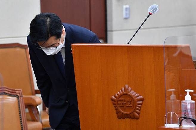 김창룡 경찰청장이 7일 국회에서 열린 행정안전위원회 전체회의에서 생후 16개월만에 양부모의 학대로 숨진 ‘정인이 사건’에 대해 발언을 마친 뒤 고개숙여 인사하고 있다. (사진= 연합뉴스)