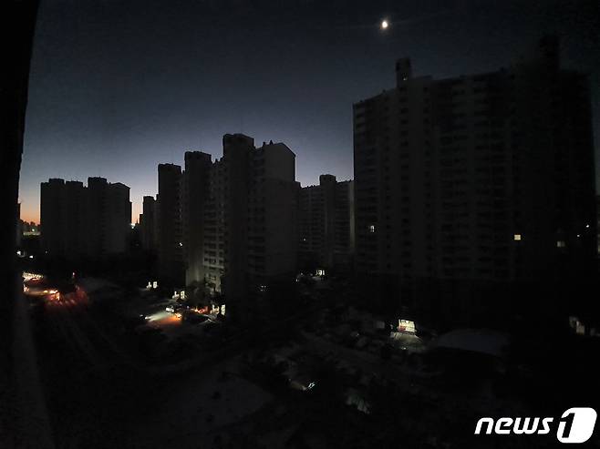 8일 새벽 인천시 부평구 신부평변전소에 화재가 발생해 부평구 일대 아파트 단지 전체가 정전 사태를 맞아 어둠에 잠겨 있다.(독자제공)2021.1.8/뉴스1 © News1 정진욱 기자