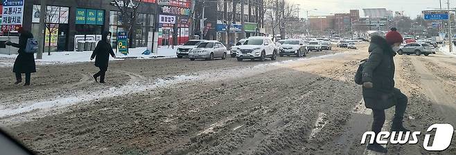 폭설이 내린 7일 전북 전주시 송천중앙로에서 운전자들이 눈 쌓인 도로를 천천히 지나고 있다. 2021.1.7/뉴스1 © News1 유경석 기자