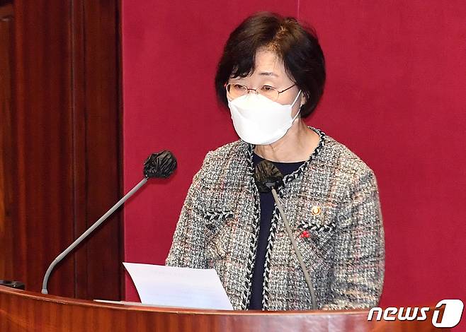 정영애 여성가족부 장관이 8일 서울 여의도 국회에서 열린 본회의에서 신임장관 인사를 하고 있다. 2021.1.8/뉴스1 © News1 신웅수 기자