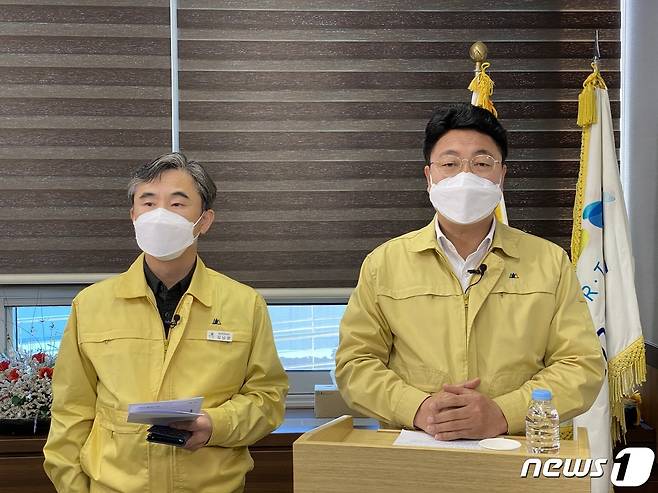 엄태준 이천시장이 온라인 실시간 기자회견에서 거리광장 조성 계획을 밝히고 있다.(이천시 제공) © News1