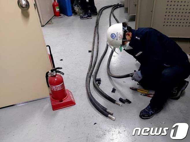 대설경보가 내린 7일 오후 광주 광산구 장덕동 한 아파트에서 정전이 발생해 한국전공사 직원이 복구작업을 벌이고 있다.(한국전력공사 광주전남본부 제공)2020.1.8 /뉴스1 © News1