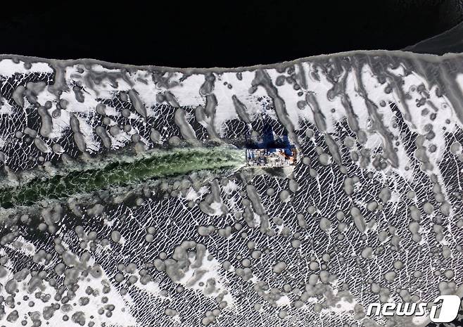인천 서구 오류동 경인아라뱃길에서 한국수자원공사 소속 쇄빙선이 뱃길을 내기 위해 얼음을 깨고 있다. /뉴스1 © News1