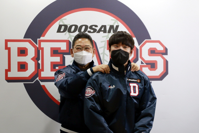 김재호(오른쪽)가 두산과 FA 계약을 맺었다.  제공|두산