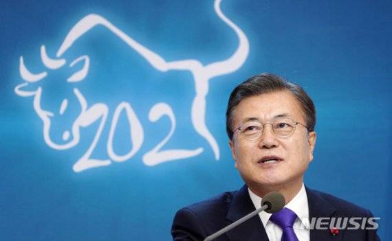 [서울=뉴시스]추상철 기자 =문재인 대통령이 7일 오전 청와대 본관에서 화상으로 열린 '2021년 신년인사회'에 참석해 인사말을 하고 있다. 2021.01.07. scchoo@newsis.com <저작권자ⓒ 공감언론 뉴시스통신사. 무단전재-재배포 금지.> /사진=뉴시스화상