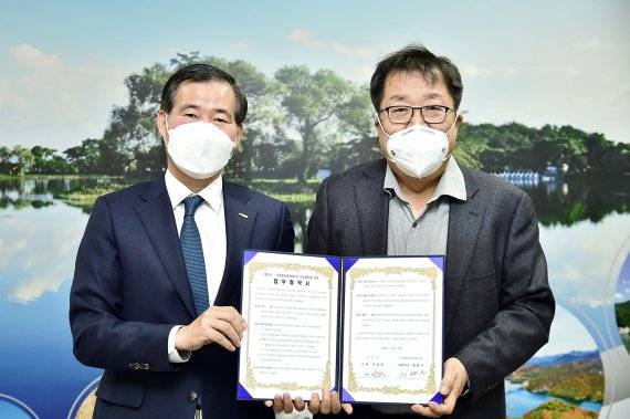 정현우 코레일관광개발 대표이사(왼쪽)가 7일 제천시에서 이상천 제천시장과 업무협약(MOU) 체결 후 기념 촬영을 하고 있다. 코레일관광개발 제공