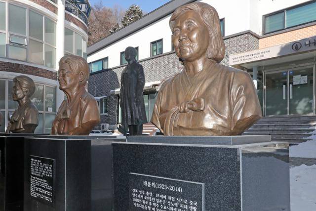 경기도 광주시 퇴촌면 나눔의 집에 세워져 있는 고(故) 배춘희 할머니와 세상을 떠난 할머니들의 흉상. 뉴스1