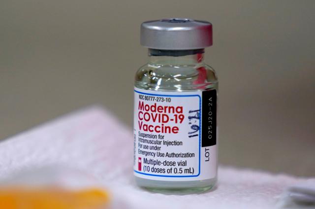 미국 제약사 모더나의 코로나19 백신 약병. AP 연합뉴스