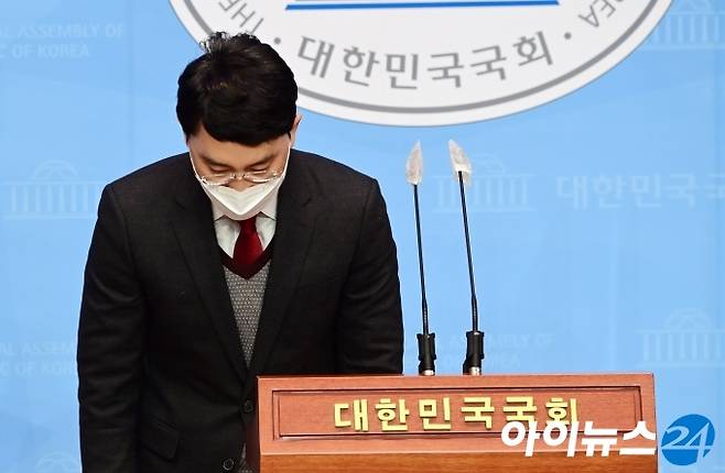 인턴 비서 성폭행 의혹으로 국민의힘을 탈당한 김병욱 의원이 8일 국회 소통관에서 기자회견을  마친 뒤 인사하고 있다.