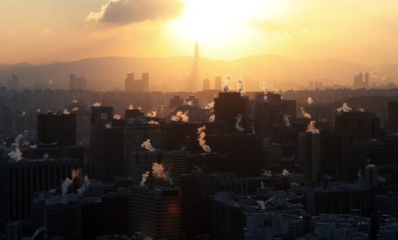 영하 20도의 북극 한파가 몰아친 7일 오전 서울 종로구 인왕산에서 바라본 도심 빌딩에서 난방 수증기가 모락모락 피어오르고 있다. 시베리아 부근의 찬 공기가 남하하면서 발생한 이번 강추위는 다음주 중반까지 이어질 전망이다. 뉴스1