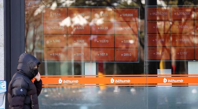 8일 가상통화 거래소인 빗썸 강남센터 현황판에 가상통화 시세가 표시돼 있다. 비트코인은 국내에서 4000만원, 미국에서는 4만달러를 넘어서며 최근 가파르게 가격이 급등하고 있다. 연합뉴스